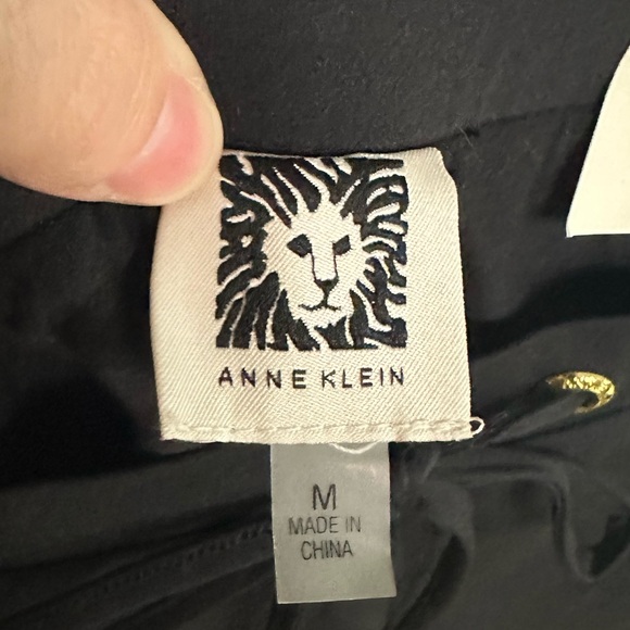 Anne Klein Classic Black Drawstring Skort with Gold Accents – NWT (M) - Picture 6 of 8